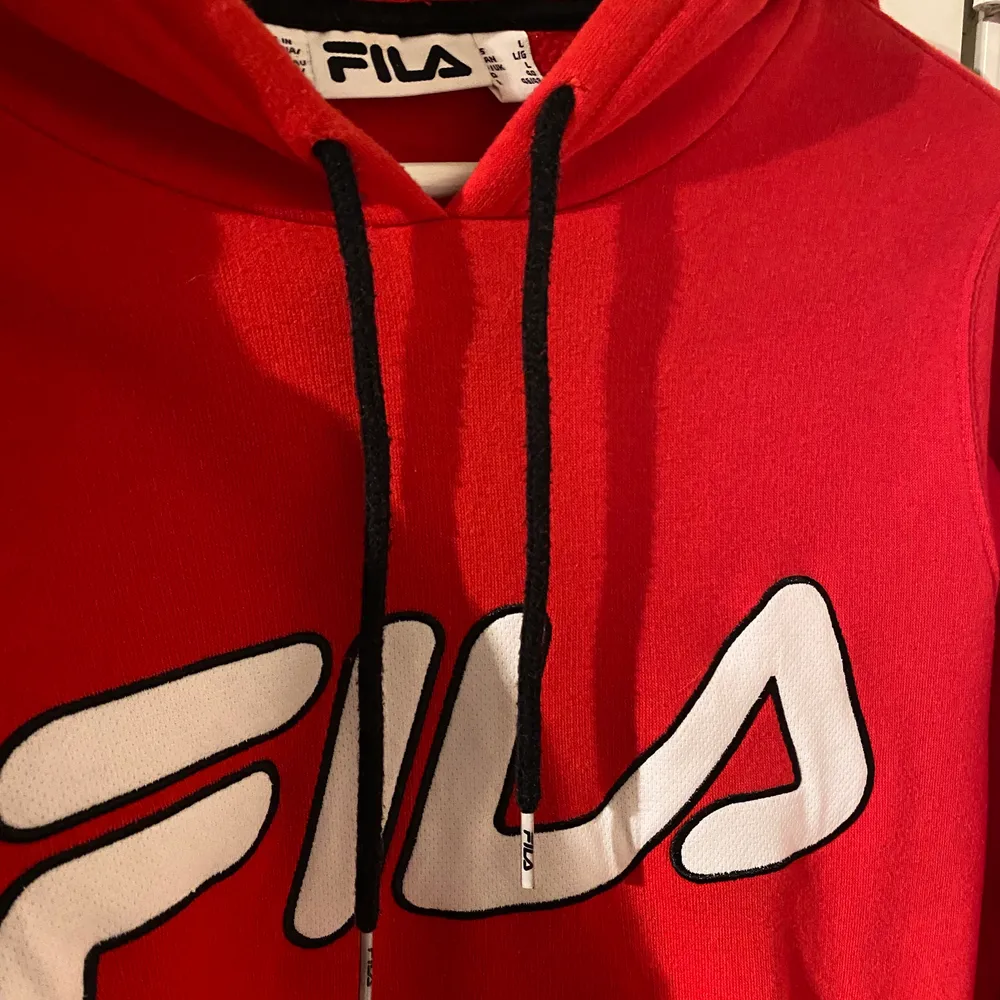 Röd fila hoodie, är stl L men är mer som en M. Fint skick! Använd fåtal gånger❣️ frakt tillkommer! . Hoodies.