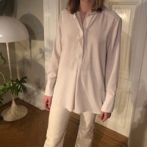 Malene Birger Vit Skjorta  - En Malene Birger skjorta i vit i bra skick! Strl M ungefär, skriv för mer info! 