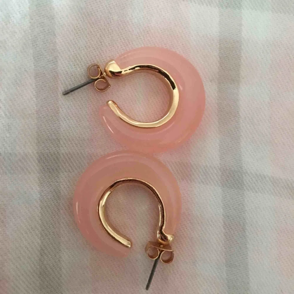Rosa-guldiga örhängen.💛 Ca 2-3cm stora. Aldrig använda. Mötes upp eller fraktar! (köparen står för frakt). Accessoarer.