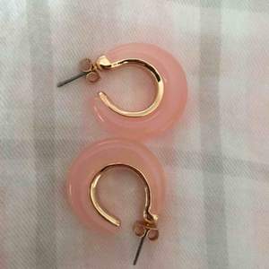 Rosa-guldiga örhängen.💛 Ca 2-3cm stora. Aldrig använda. Mötes upp eller fraktar! (köparen står för frakt)