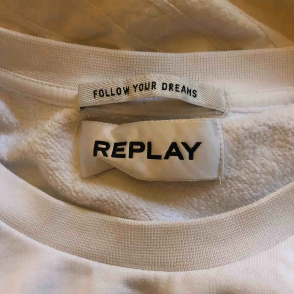 Replay tröja köpt förra sommarn och använd max tio ggr, org pris ligger runt 700kr✨. Tröjor & Koftor.
