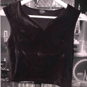  - Kort, urringad tröja. Skitsnygg till både fest och vardag. 