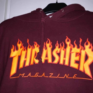  - Snygg lila äkta trasher hoodie -Inköpspris: 1000kr -I fint skick, men finns en liten fläck som knappt syns -Passar en small/medium -Kan tänka mig att sänka priset vid snabb affär