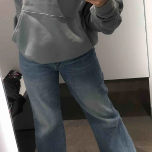  - As najs jeans med en snygg blå färg. Modellen är wide High Waist. Det tillkommer ett jeans skärp som ni ser på andra bilden som är möjligt att ta av och sätta på. Hör av er vid intresse!!