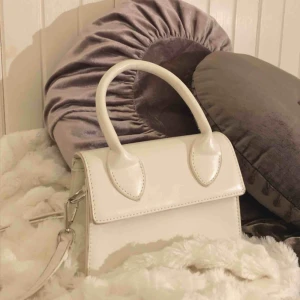  - Jätte fin väska från Prettylittlething, endast använd ett fåtal gånger 🌟Dock så har bandet som kommer till väskan ett jack i sig