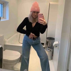  - Skit snygga wide jeans från h&m, är förstora på mig nu men kan ha med skärp (som på bilden) jag är en S och de sitter pösigt och löst så skulle rekommendera de till en storlek upp elr med skärp då! I super skick och frakt ingår💖 Hojta för fler bilder 