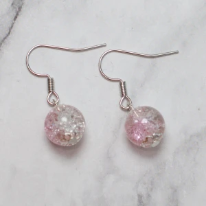 Enkla rosa  - Fina örhängen med ljusrosa glaspärlor. Nickelfria. 11:- i frakt, Fri frakt vid köp över 100:-.