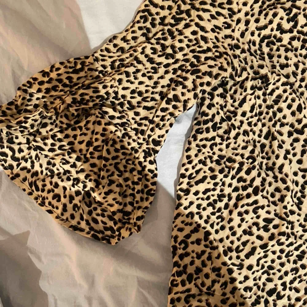 Snygg leopard blus från HM, storlek 34💖💖 du står för frakten :). Blusar.