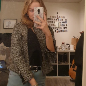  - En jacka från HM i storlek 34, säljer pga för liten<3