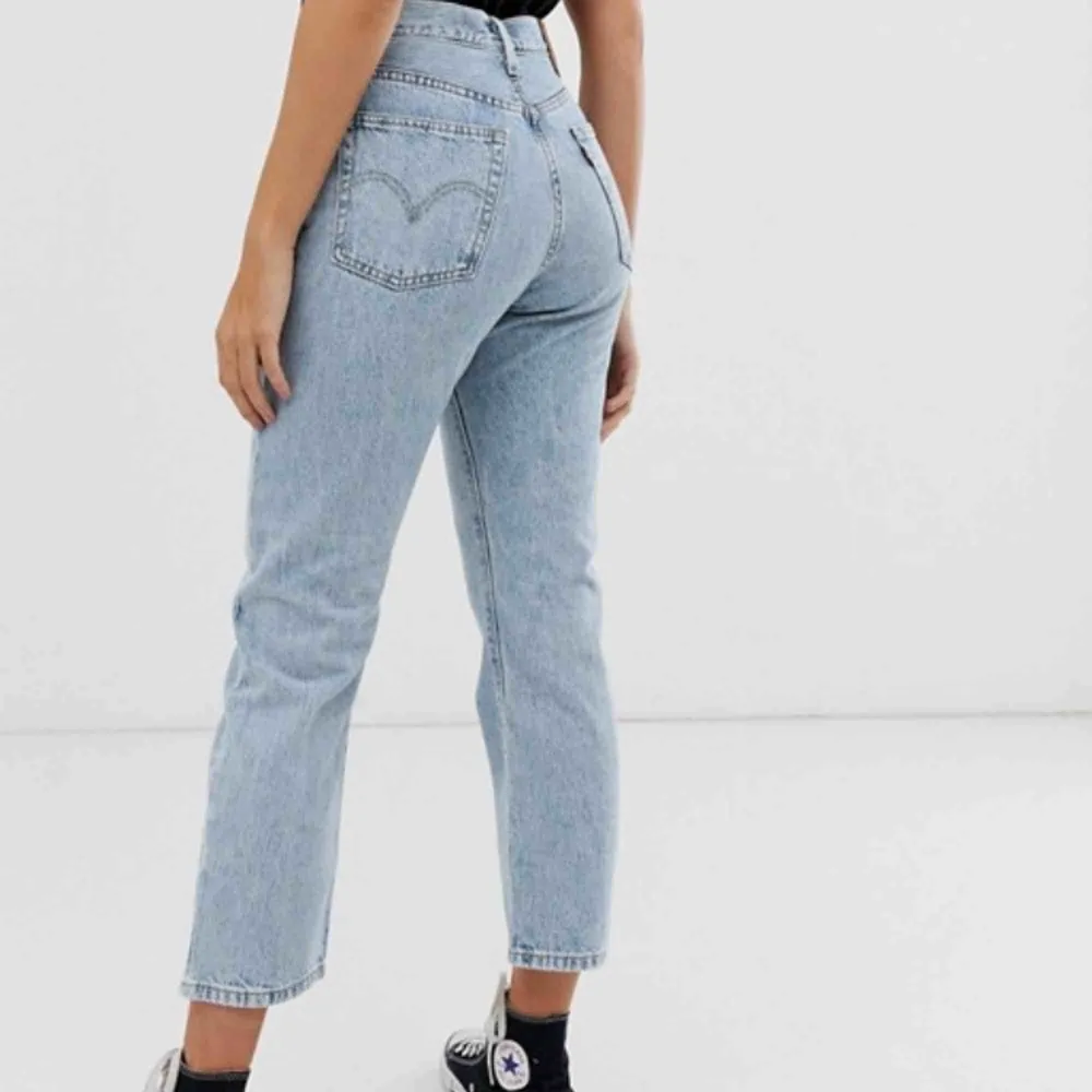 Säljer mina Levis jeans nu! De har blivit för små och är inte så använda. Köpta i september 2018❤️ Köpare står för frakt som är 59kr! . Jeans & Byxor.