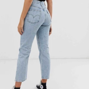  - Säljer mina Levis jeans nu! De har blivit för små och är inte så använda. Köpta i september 2018❤️ Köpare står för frakt som är 59kr! 