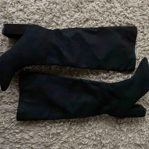 - Helt oanvända svarta knee high boots i mockaimitation från Nelly (10 cm klack). Nypris 599 kr. Fraktkostnad inräknat i pris. (Slutsålda i st 37 på hemsidan)