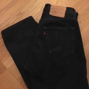  - Skit snygga byxor tillsalu! Tidigare köpta här på plick men säljer pga att de är lite små tyvärr. De har en lappad slitning på i sida lår, inget som syns. Skulle säga att de passar en S/XS person. Frakt läggs sedan på priset 🌟