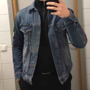 - Tiger of Sweden punkinspirerad jeansjacka. Har broderingar på ärmarna och patches på ryggen och på ena armen. Väldigt bra kvalité och fin passform