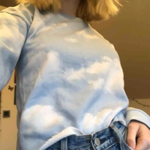  - Sweatshirt med molnmotiv köpt från Lindex. Jättesöt och passar med ALLT❤️ Säljer då den inte används längre.