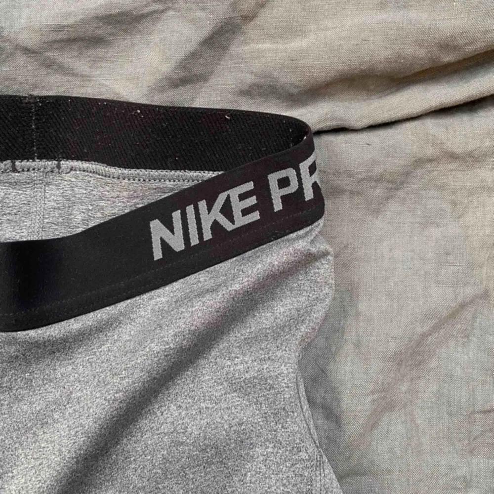 Gråa nikepro shorts från Nike i storlek S. Du står för frakten🥰. Shorts.