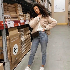  - Jeans från Monki köpta här på Plick, visade sig dock vara i fel storlek när de kom 🙈 bilderna är lånade från Monkis hemsida! 👆🏼 byxorna är i gott skick 😘👌🏼 Byxorna är i modellen Kimomo, High Relaxed 