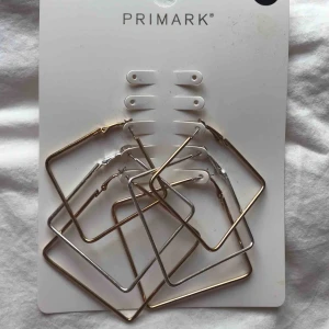  - tre par fyrkantiga örhängen i guld och silver från primark, aldrig använda. frakt 11kr