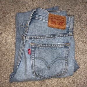  - Ett par skitsnygga 501 i mycket fint skick.  Storlek 32. Kan absolut frakta men då står köparen för frakten. 💕😊