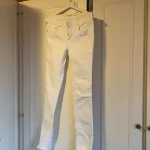 Superfina vita jeans! Helt oanvända, perfekt till valborg eller vårfesten!🌸