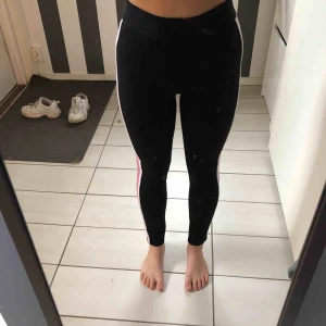  - Säljer dessa fina tightsen, använd en gång mycket bra skick😍 säljer dom för 80kr