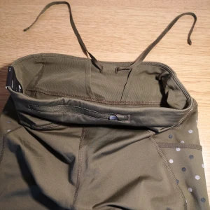 Nike träningsbyxor  - NIKE POWER fabrics provide a range of stretch and support to help you power through whatever your sport workout demands. *köpte I Los Angeles* *Aldrig använd med lapp kvar*Originalpriset 65 US dollar*