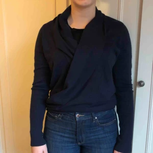  - Superfin omlottkofta i märket Crocker! Storlek S men passar även M. Fin marinblå färg! 