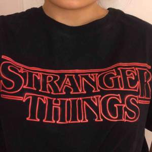 Svart Stranger Things t-shirt från Pull & Bear Barcelona. Sitter väldigt löst så skulle nästan passa storlek M också :))) Fin med långärmad tröja under. Möts i Stockholm annars står köparen för frakten💕