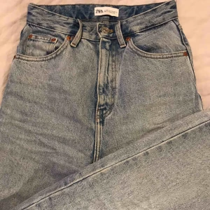  - Supersnygga raka jeans från zara! Är i st 34 och sitter bra på mig som är 169 cm. Jättefint skick, och byxorna är i ljusblå färg. Köparen står för frakten💓