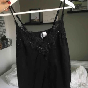  - Snyggt festlinne med coola silverdetaljer! Köparen står för frakten:)