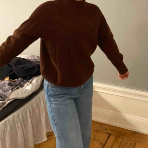  - Jättefin brun stickad tröja med en liten polokrage i bra skick. Köpt från Weekday, nypris: 500 men säljer för 200kr. Frakt tillkommer