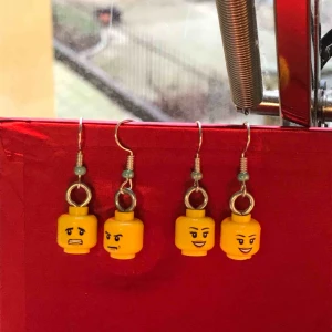  - Lego-örhängen handgjorda av mig! 29kr/paret och frakt kostar 11kr, annars kan jag eventuellt mötas upp i Stockholm <33
