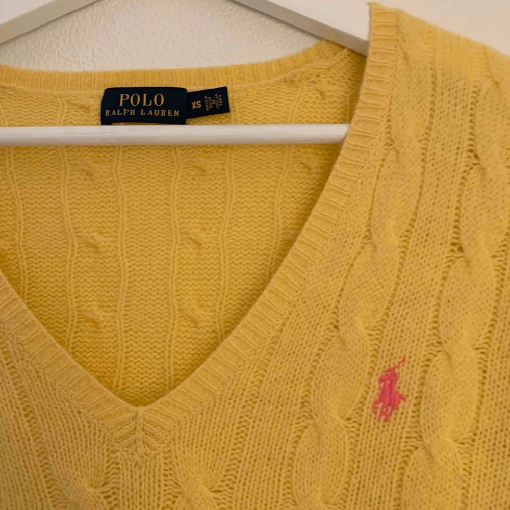A nice Ralph Lauren sweater that has been worn but it’s a great piece that gives a vintage feeling with the warm yellow colour. Stickat.