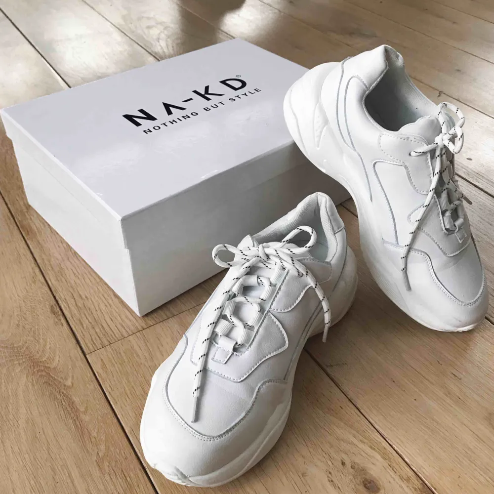 Super snygga vita sneakers som från NA-KD, som jag bara har använt en gång ute i stan. Annars är de helt nya.  Säljer pga. av att de tyvärr är för små. Slutsåld på hemsidan. Kan mötas upp i Lund ☺️✨ Ordinarie pris: 500kr . Skor.