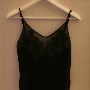  - Svart meshbody köpt på Carlings. Har knappöppning nedtill.   Kan mötas i Borås, eventuellt Göteborg, annars står köparen för frakten. 