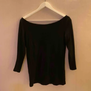  - Ribbad off-shoulder tröja från Vila. OBS den är väldigt stor i storleken och sitter löst på mig som har S/M.   Jag kan mötas upp i Borås, eventuellt Göteborg, annars står köparen för frakten. 