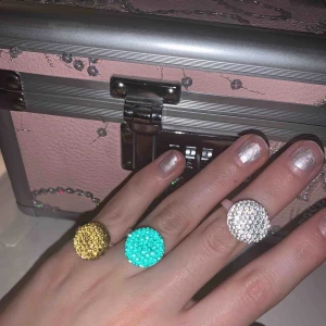  - Ringar, de går att skystera storlek, 10/5 kr styck 