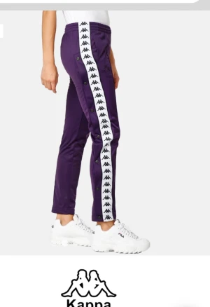 Kappa byxor  - Ett par trackpants från Kappa i bra skick. Använder tyvärr inte så mycket så det får gå hem till någon annan😁Står XS men passar definitivt en S också!Möts upp i Nacka eller Stockholm. Eller köparen står för frakten. Dm:a för mer bilder💜