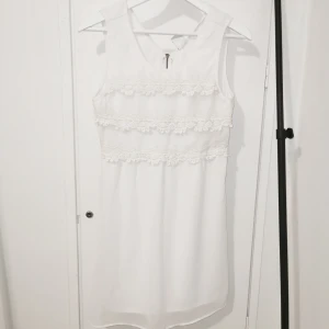 Vit klänning  - Vit klänning från Vero Moda, använd fåtal gånger. 
