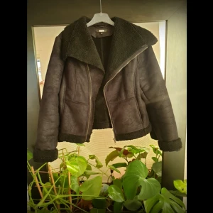 Jacka  - Snygg jacka från Bikbok 💫 Älskar den men behöver plats i garderoben 🤷🏼‍♀️ Frakt tillkommer! 