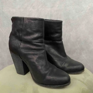  - Jag säljer ett par skitsnygga Rag & Bone Newbury klackskor. De är använda max 3 gånger, bra skick. Storlek: 38 Material: skin Färg: svart Klackhöjd: 9 cm Nypris: ca. 5000 sek