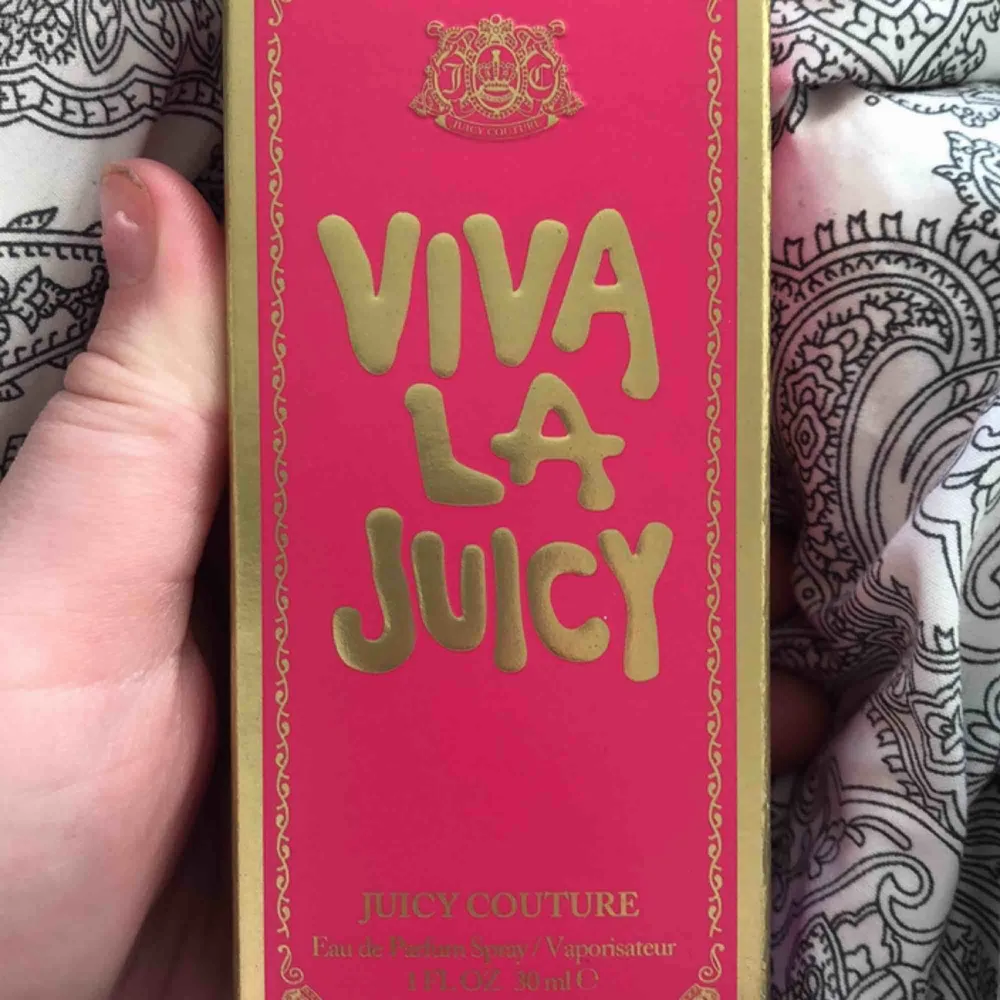 Viva la juicy parfym 30 ml, använd ca 2 sprut  Vid snabb affär bjuder jag på frakten, annars går den på 42. Övrigt.