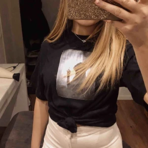  -   Trendig och snygg t-shirt med tryck ifrån mitt och några vänners UF-företag🌸 T-shirten är lite större i storleken, men sitter snyggt oversized. Frakt tillkommer på 44kr🥰 