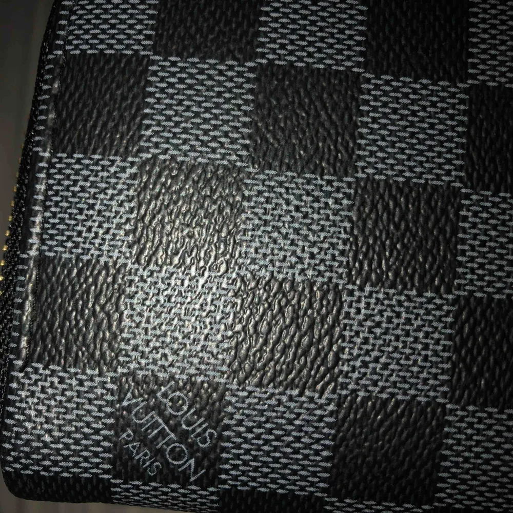 En Louis Vuitton plånbok (kopia). Inte använd . Väskor.