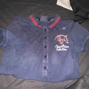  - Fin ridpiké. Väl använd därav priset men syns inte. Marin blå med röda kanter! Alla knappar sitter och inget trasigt!  25kr ink. Frakt 50kr