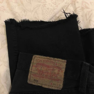  - Svarta Levis jeans 501! Strl 30/36 avklippta i benen! Passar 36-38. Jag är 166 cm lång. Inköpspris 500 kr säljer för 100 eller högstbudande!!💕💸🤝💕