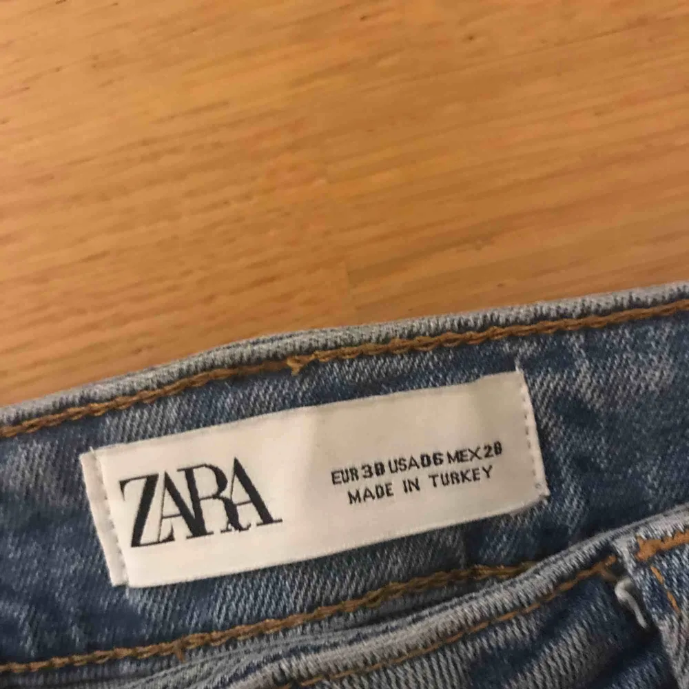 Ursnygga bootcut jeans från Zara i den perfekta jeans färgen. Säljer då de tyvärr blivit för små. Perfekt skick, enbart använda 5 gånger. Hör gärna av dig vid mer frågor💕👍🏻. Jeans & Byxor.