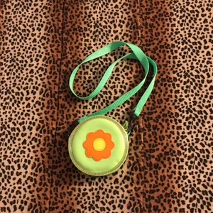  - En supersöt väska i plast material🍓  möts i slussen eller fraktar mot betalning 🍓🥰