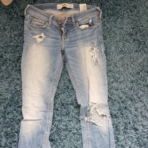  - De är i använt skick men sliten modell. Storlek w25 l31.