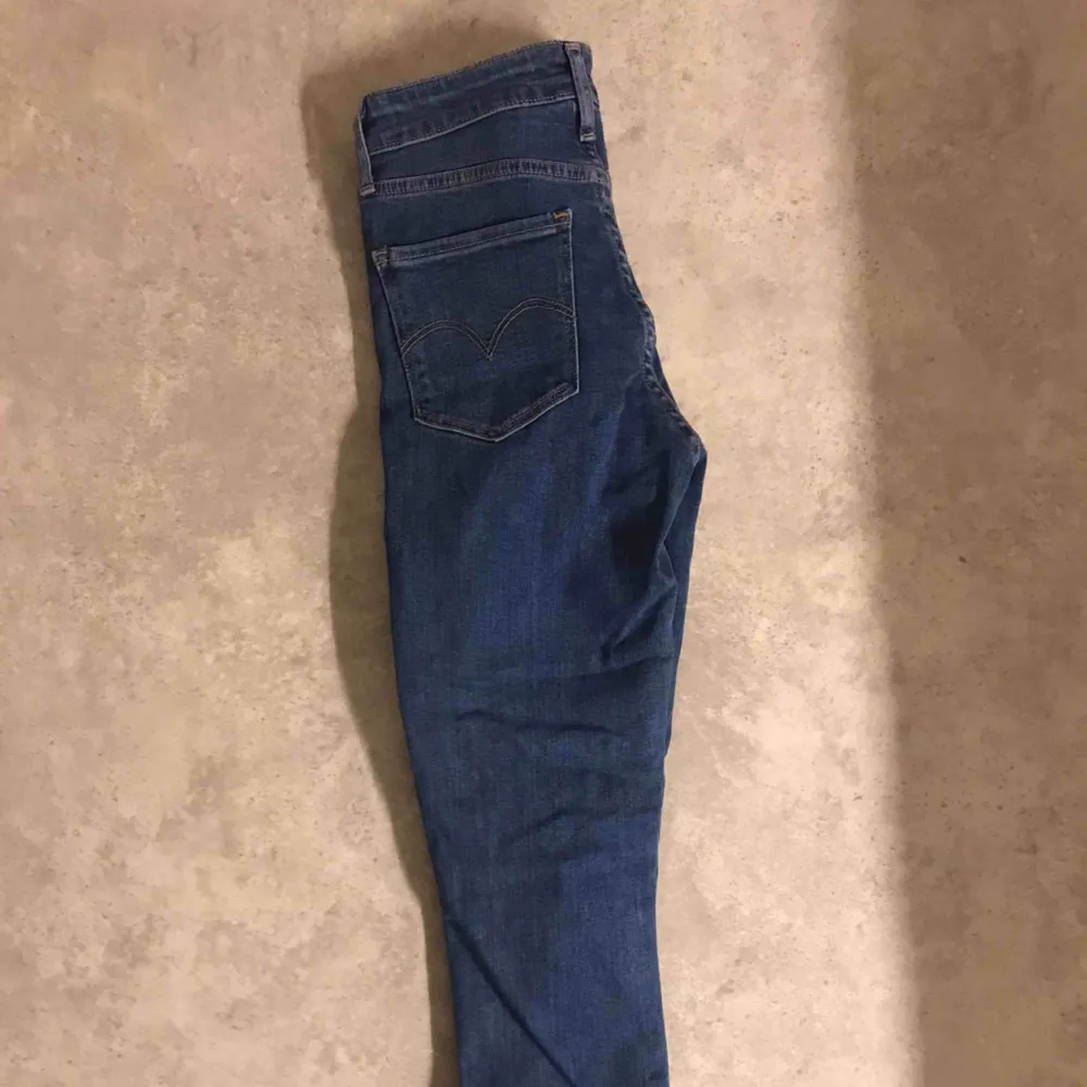 Nya Levis, aldrig använda. Säljes pga fel storlek  W:26  L:30 Hög midja, lite stretch  300 eller bud, köparen står för frakt 😊. Jeans & Byxor.